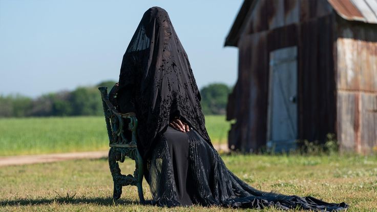 زنی در محوطه-cover-image